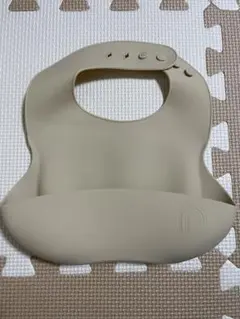 ベージュ シリコン ビブ ポケット付き