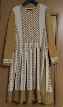 HIROKO BIS マスタード・クリームの長袖ニットワンピース