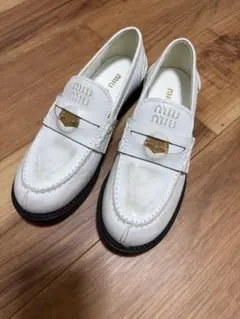 MIU MIU ホワイト ローファーのサムネイル