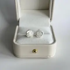 14kgf/マザーオブパール　ホワイトシェル　白蝶貝のローズピアス　薔薇ピアス