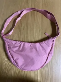 ユニクロ　ハーフムーンショルダーバッグ　ピンク