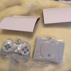 プレイステーション　ミニチュアチャーム付きビスケット　ゲームコントローラーと本体