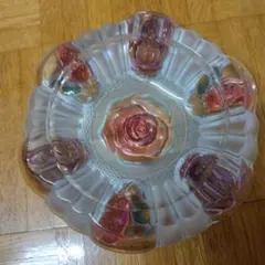 花の装飾付き置き型灰皿