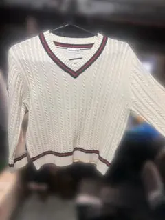 アイボリー ケーブルニット Vネック セーター