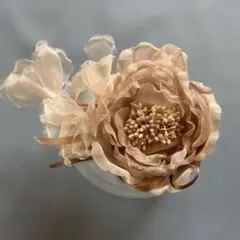 ベージュ フラワー コサージュ ブローチのサムネイル