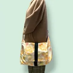 【帯リメイク】大きな牡丹柄の大きなショルダーバッグ　フラップ付　ハンドメイド