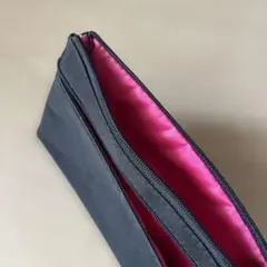 ナイロン製ブラックポーチ 内側ピンク　中型　ファスナー