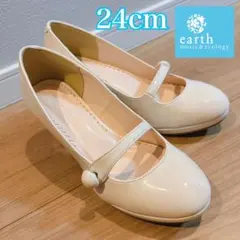 アース earth music&ecology ベージュ エナメルパンプス 24のサムネイル