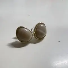 ベージュ オーバル型 スタッドピアス