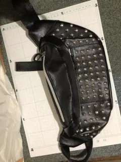 スタッズ付きボディバッグ フェイクレザー