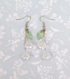 すずらんモチーフ 揺れるフック式ピアス