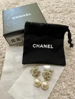 【美品】　CHANEL パール付きロゴピアス