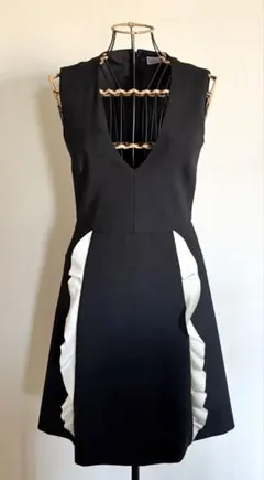 RED VALENTNO ノースリーブひざ丈ワンピース フリルデザイン 黒と白