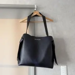 Acne Studios MUSUBI ミディショルダーバッグ ネイビーブルーのサムネイル