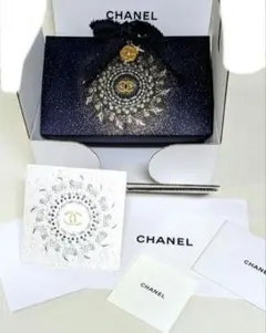 新品未使用CHANELホリデー折り紙バッグネイビーゴールド＆シルバー　チャーム付
