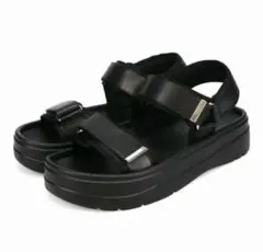 厚底ブラックストラップサンダル
