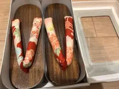 未使用 下駄　赤とピンクの花柄