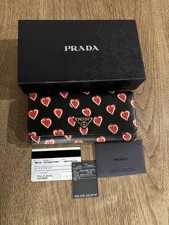 PRADA ハート柄 長財布