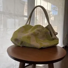 ベージュに黄緑色のゴブラン調のバック