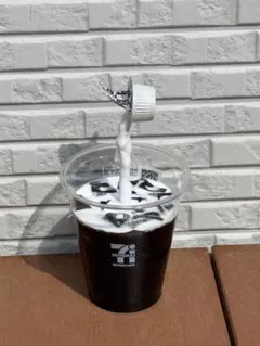 食品サンプル　アイスコーヒー持ち上げミルク