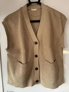 GU ニットベスト ボタン付き ベージュ　Mサイズ