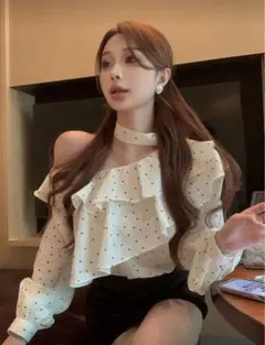 フリル付き ドット柄 オフショルダー ブラウス ワンショルダー ワンホン 韓国