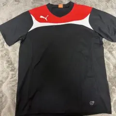 PUMA Vネックシャツ 黒/赤