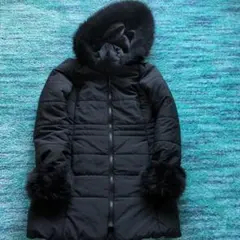 フード付き黒ダウンジャケット