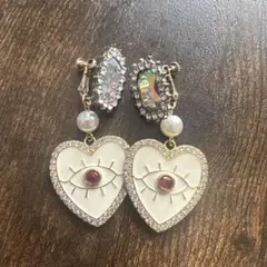 ハート型目モチーフイヤリング