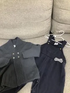 グレーのカーディガンとネイビーのオーバーオールセット　プチバトー