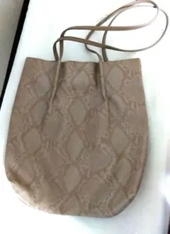 新品　ピンクベージュ ヘビ柄 ショルダーバッグ トートバック　パイソン柄