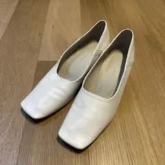 アダムエロペ　ホワイト スクエアトゥ ミドルヒールパンプス
