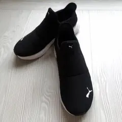 PUMA スリッポン スニーカー ブラックのサムネイル