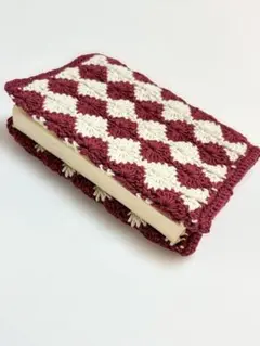 ブックカバー（赤×白）　ハンドメイド　編み物