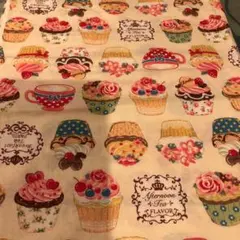 ラスト！ 生地 カップケーキ クリーム はぎれ 約110×36 【最終価格】