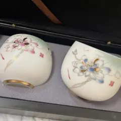 【高級・未使用】白磁 金彩 蓮花紋 ペア湯呑み 漢詩入り 化粧箱・紙袋付きのサムネイル