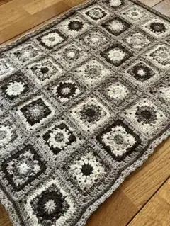 手編みグラニースクエアブランケット　膝掛け　マルチカバー