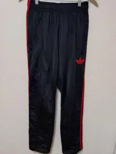 adidas トレフォイル トラックパンツ ブラック レッドのサムネイル