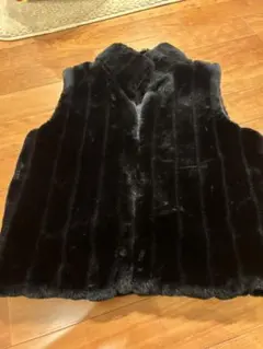 黒 フェイクファーベスト ノーカラー
