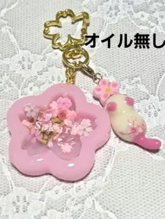 No178ねこと桜の花のシェイカーキーホルダー・ハンドメイドレジンチャーム