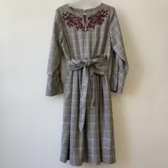 【値下げ】ファビア　刺繍入りグレー系チェックワンピースのサムネイル