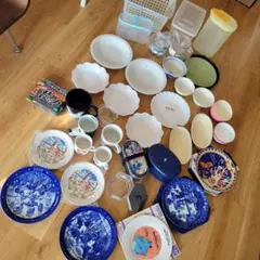 食器セットと収納アイテム多数