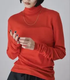 アダムエロペ　赤いタートルネックニット長袖