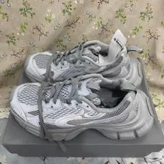 グレー スニーカー 軽量 通気性