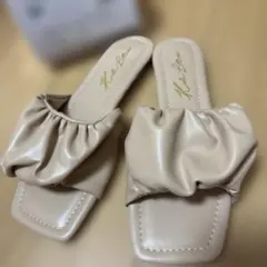 【新品未使用】　サンダル　ベージュ　S シュークリームフラットサンダルのサムネイル