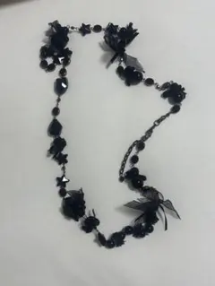 黒い花とリボンのネックレス