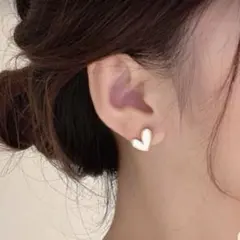 小さなハートピアス￼白マーブル　ゴールド￼