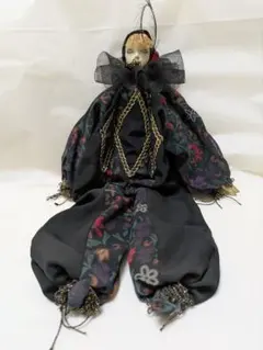 アンティーク黒と花柄の装飾人形