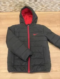 Nike フード付きダウンコート ブラック/レッド