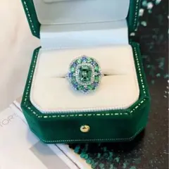 エレガントなエメラルドカットリング